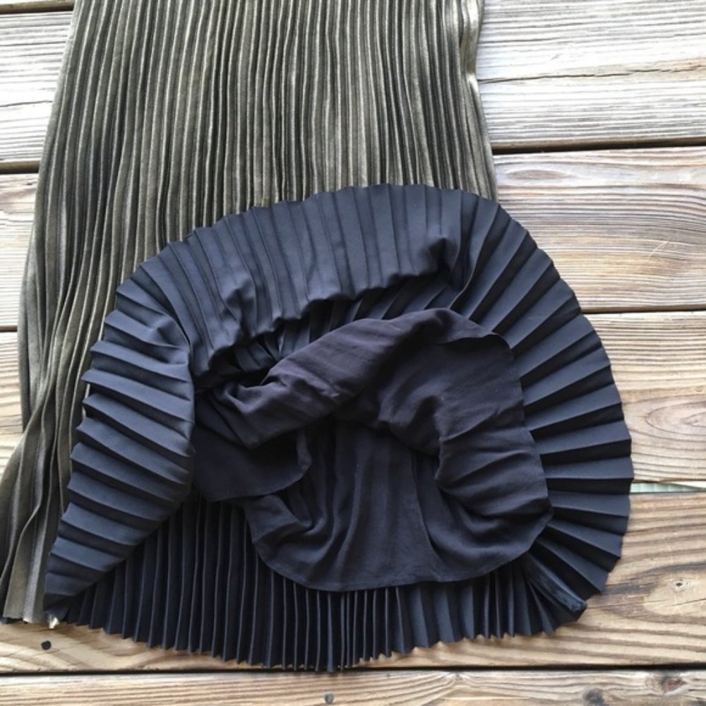 Sezane Dino Skirt in Metallic Gold ***SOLD*** - Picture 3 of 5